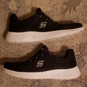 Skecher's Size 9.5 Memory Foam Pull-On Sneakers